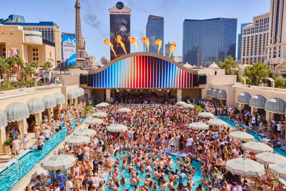 crowd at omnia dayclub