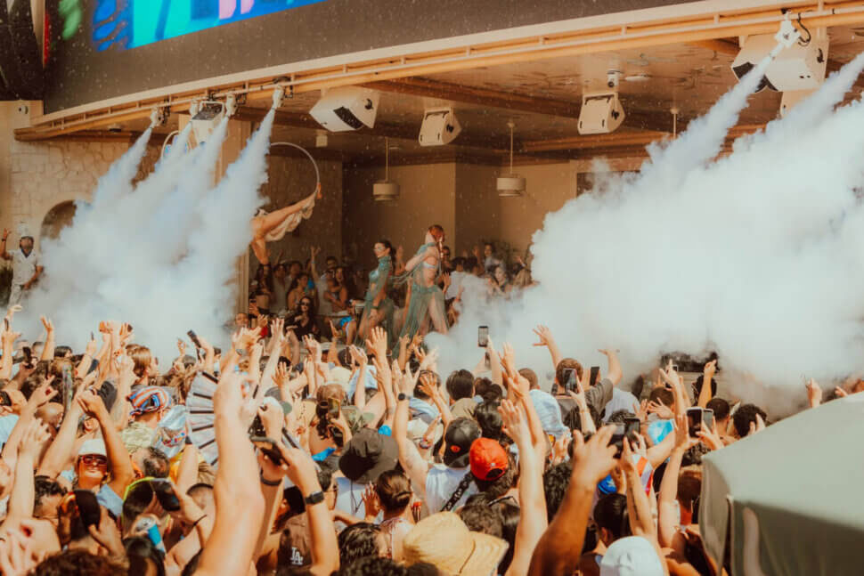 crowd at omnia dayclub
