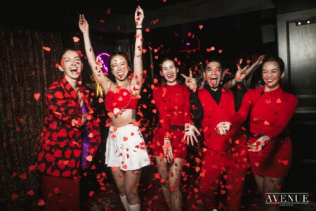 Avenue Singapore Heart confetti with guests