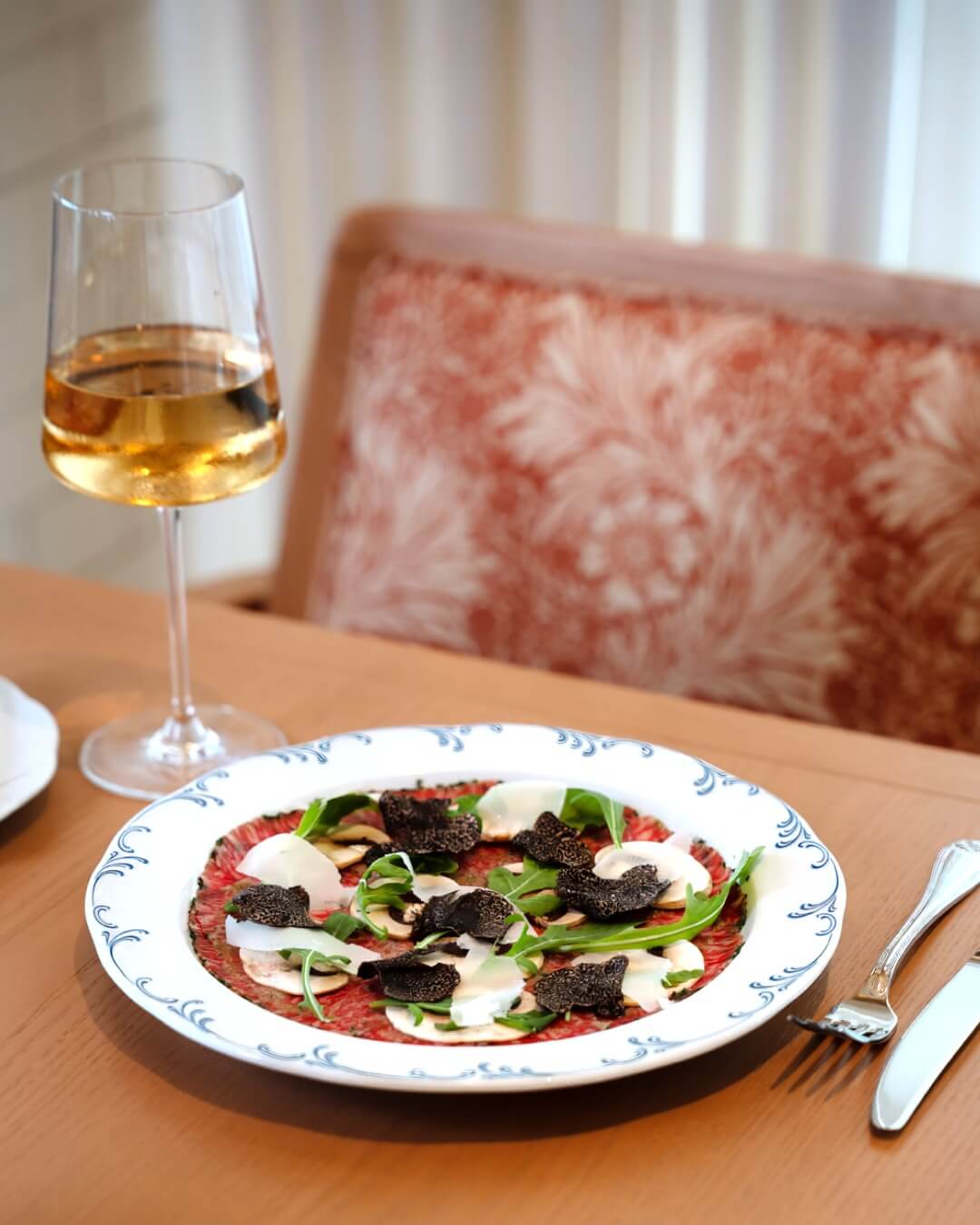 Thinly sliced wagyu beef dressed with black truffle, arugula and parmigiano reggiano. Delicate,