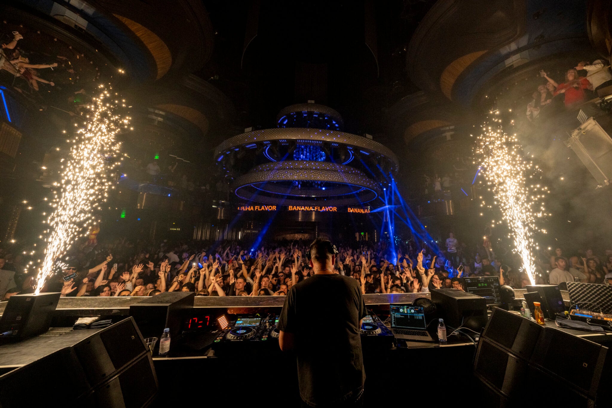 OMNIA Chandelier