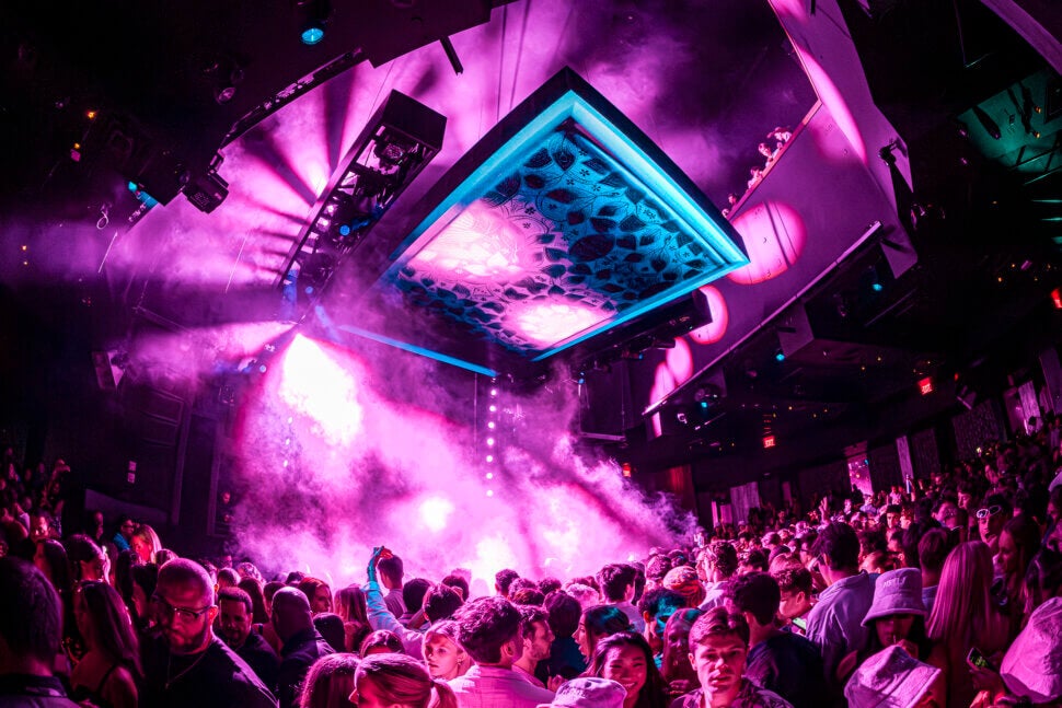 crowd partying at marquee nightclub las vegas