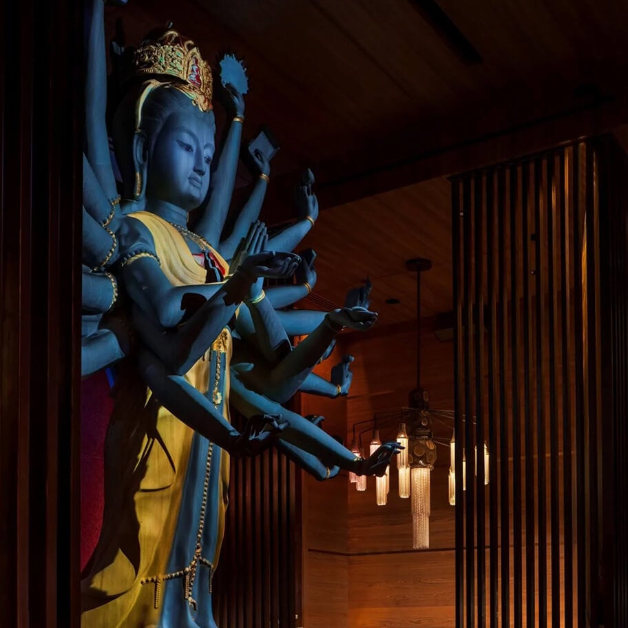 statue