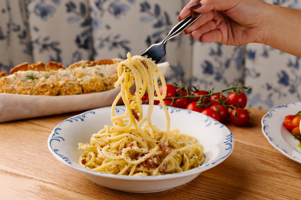 spaghetti, bread and tomatos