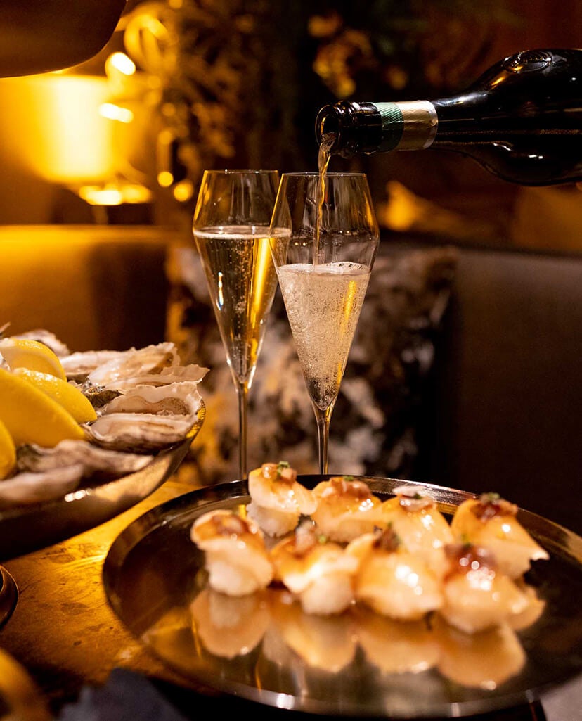 CHAMPAGNE AND APPETIZERS